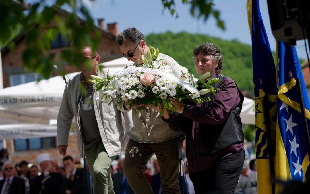 Ratni veterani i mirovni aktivisti na komemoraciji civilnim žrtvama u Lozju kod Goražda